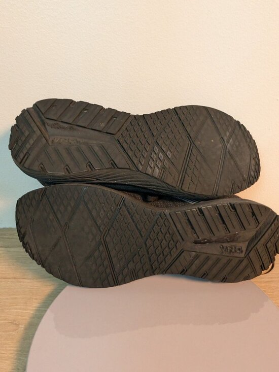 Athletic_Shoes